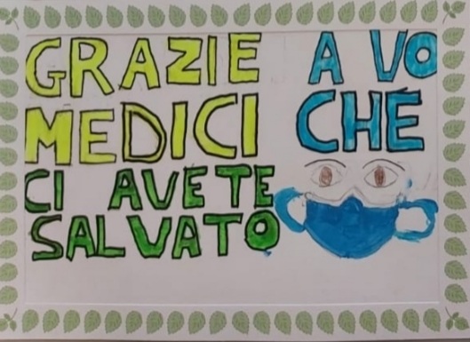 Cartelloni fatti dai bambini di ringraziamento ai medici