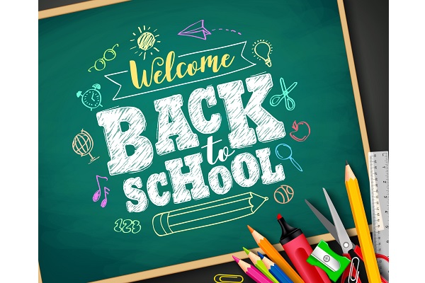 Frase Back to school con lavagna e matite